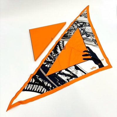エルメス HERMES スカーフ 空飛ぶ箱 シルク 三角 ポワントゥ オレンジ 希少【鑑定済み】正規品