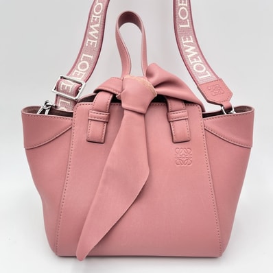 LOEWE(ロエベ) ハンモックバッグ ハンドバッグ ショルダーバッグ 2WAY ピンク レザー ロゴストラップ シルバー金具 【中古】