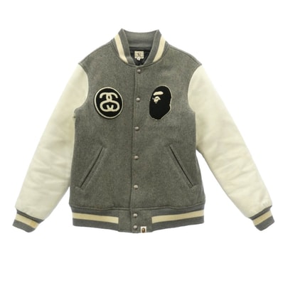 A BATHING APE アベイシングエイプ スタジャン 11SS × STUSSY 30周年記念 モデル Varsity jacket ステューシー 袖 レザー サルフェイス SSリンクロゴ ワッペン スタジャン バーシティジャケット グレー系 M【中古】