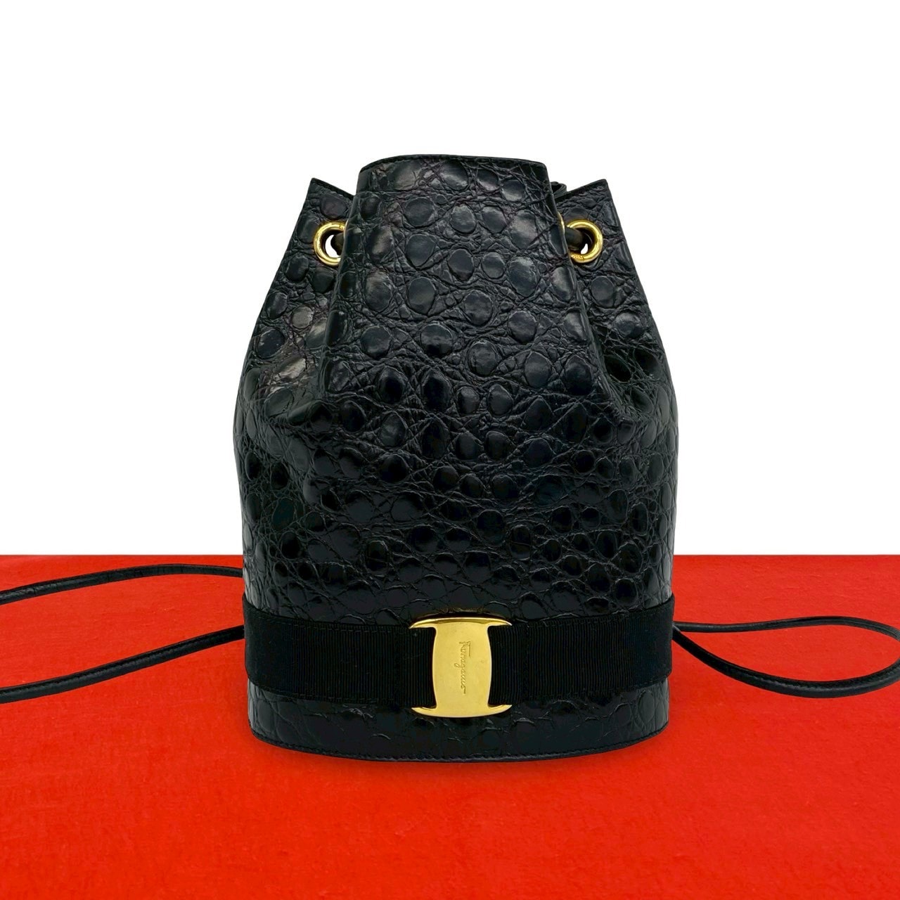 Salvatore Ferragamo サルヴァトーレフェラガモ ヴァラリボン 金具 レザー リュックサック ブラック
 92683