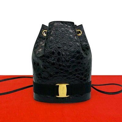Salvatore Ferragamo サルヴァトーレフェラガモ ヴァラリボン 金具 レザー リュックサック ブラック
92683
