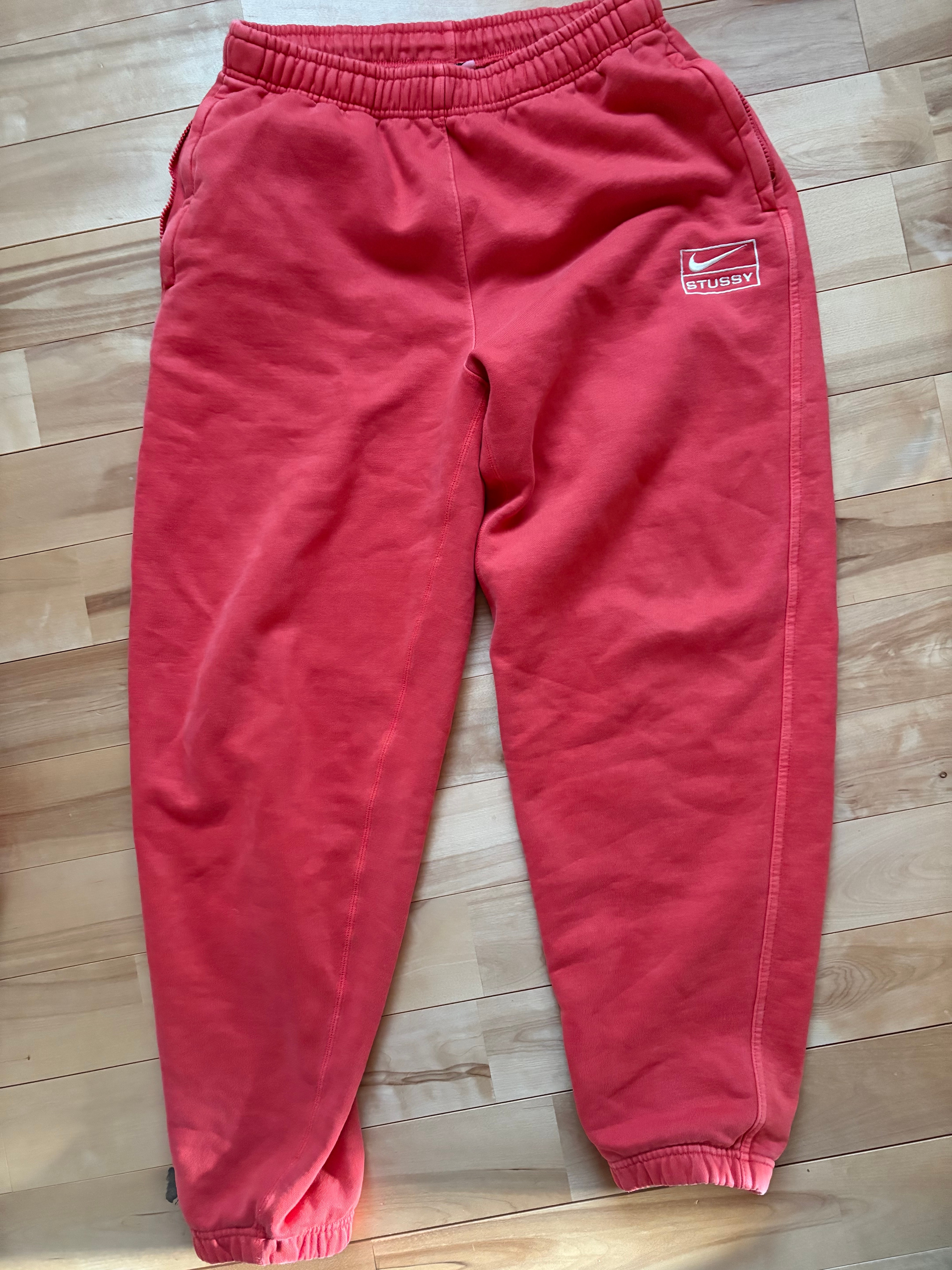 Nike x Stussy Pigment Dye Fleece Pants (US Size) "Habanelo Red" FJ9157-642