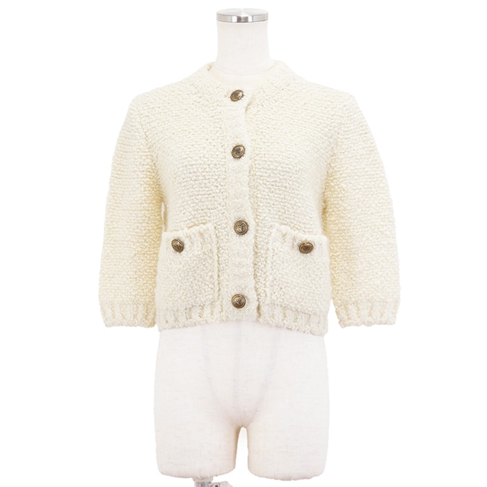 新品同様 プラダ 2023年製 P25L98 S232 13CS ブークレ ノーカラー ロゴ 刻印 金ボタン 7分袖 ニット レディース アイボリー 38 PRADA