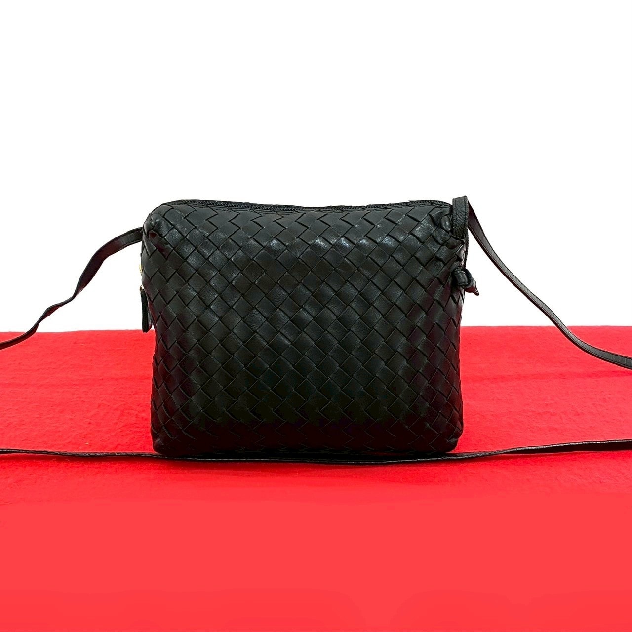 BOTTEGA VENETA ボッテガヴェネタ イントレチャート レザー ショルダーバッグ ブラック
18844