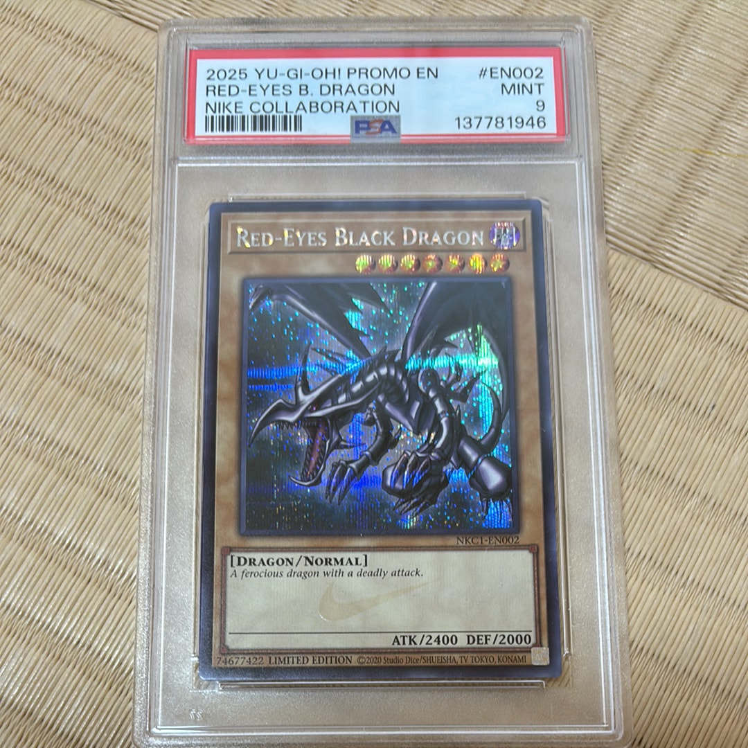 真紅眼の黒竜 SE [NKC1-EN002](遊戯王 x ナイキ エアーマックス 95 QS エアーマッスル House of Duel - 童実野町決闘遊戯館 限定プロモ) 