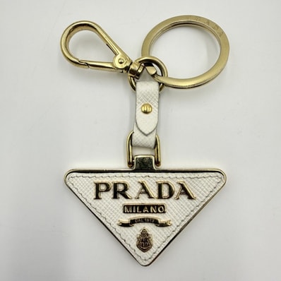 PRADA(プラダ)トライアングルロゴ キーリング キーホルダー ホワイトレザー ゴールドトーン金具