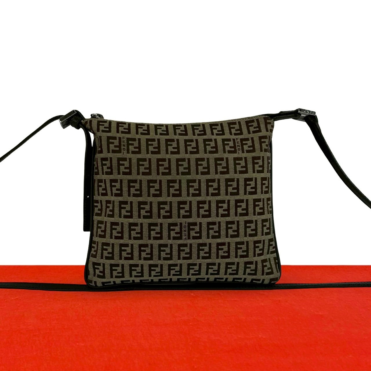 FENDI フェンディ ズッキーノ FF 柄 キャンバス レザー ショルダーバッグ ブラウン
 14859