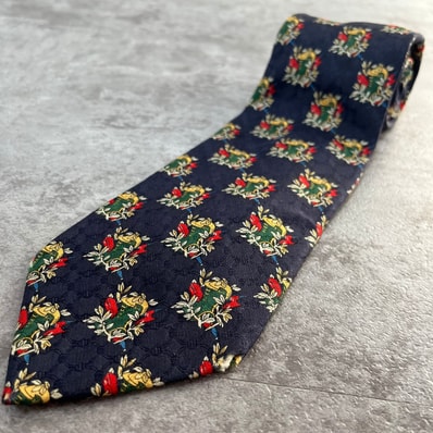 【Christian Dior】クリスチャンディオール 紋章柄ネクタイ クレストモチーフ シルク100% メンズ フランス製 ネイビー 紺色 レッド 赤色 グリーン 緑色 ゴールド 金色 マルチカラー 紋章柄 クレスト柄 エンブレム柄 ロゴ入り