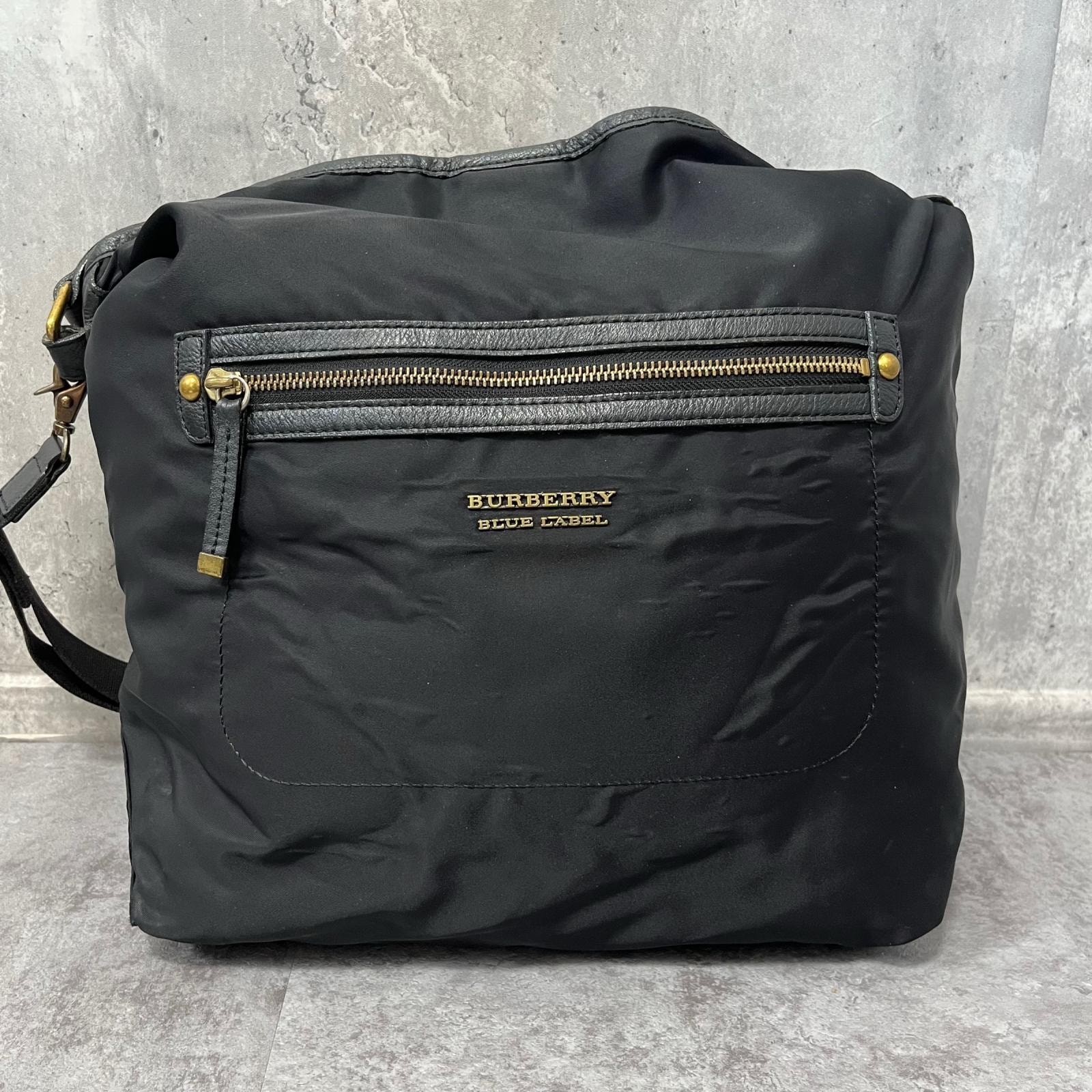 【BURBERRY BLUE LABEL】バーバリーブルーレーベル ショルダーバッグ ブラック ナイロン レザー ゴールド金具 ファスナー肩掛け レディース