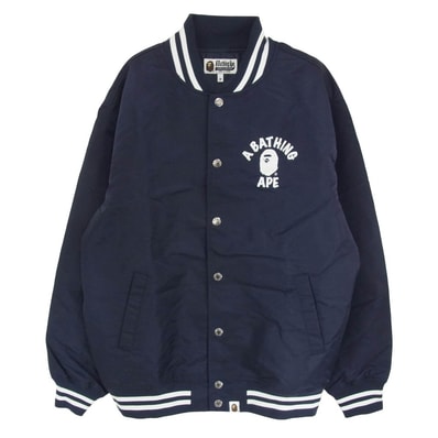 A BATHING APE アベイシングエイプ ブルゾン 001GDM201001H カレッジ ロゴ プリント ナイロン ブルゾン スタジャン ネイビー系 M【新古品】【未使用】【中古】