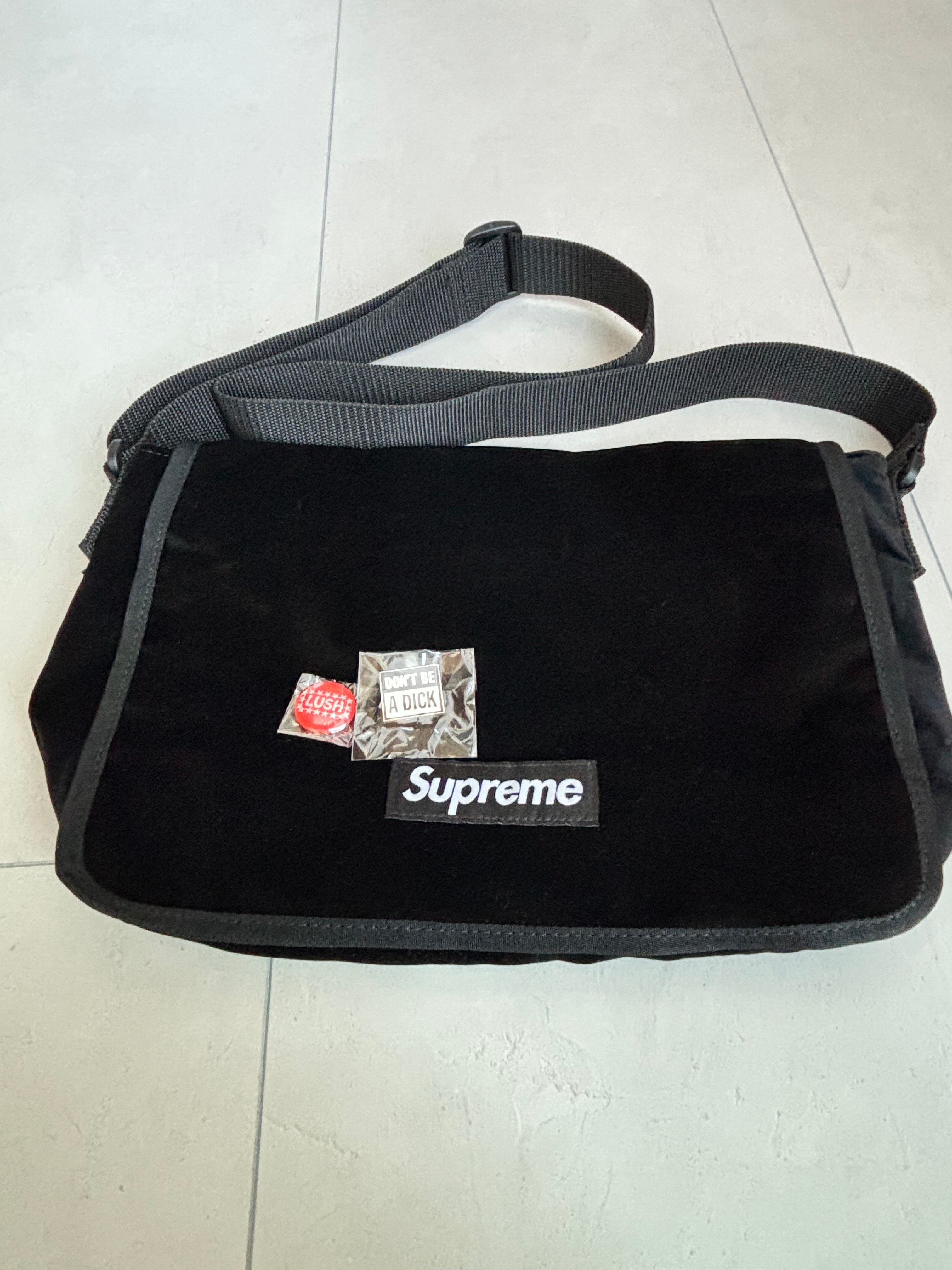 A+ (新品・未使用(ワケあり))】Supreme Velvet Small Messenger Bag