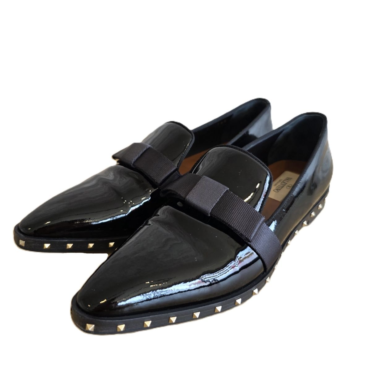 Valentino Garavani ヴァレンティノ・ガラヴァーニ スタッズ リボン ポインテッドトゥ ローヒール フラット 23.5cm ローファー 13138 エナメル パテントレザー ブラック シルバー レディース【中古】