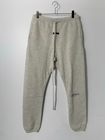 FEAR OF GOD ESSENTIALS BLACK ESS LOGO SWEAT "Light Oatmeal"