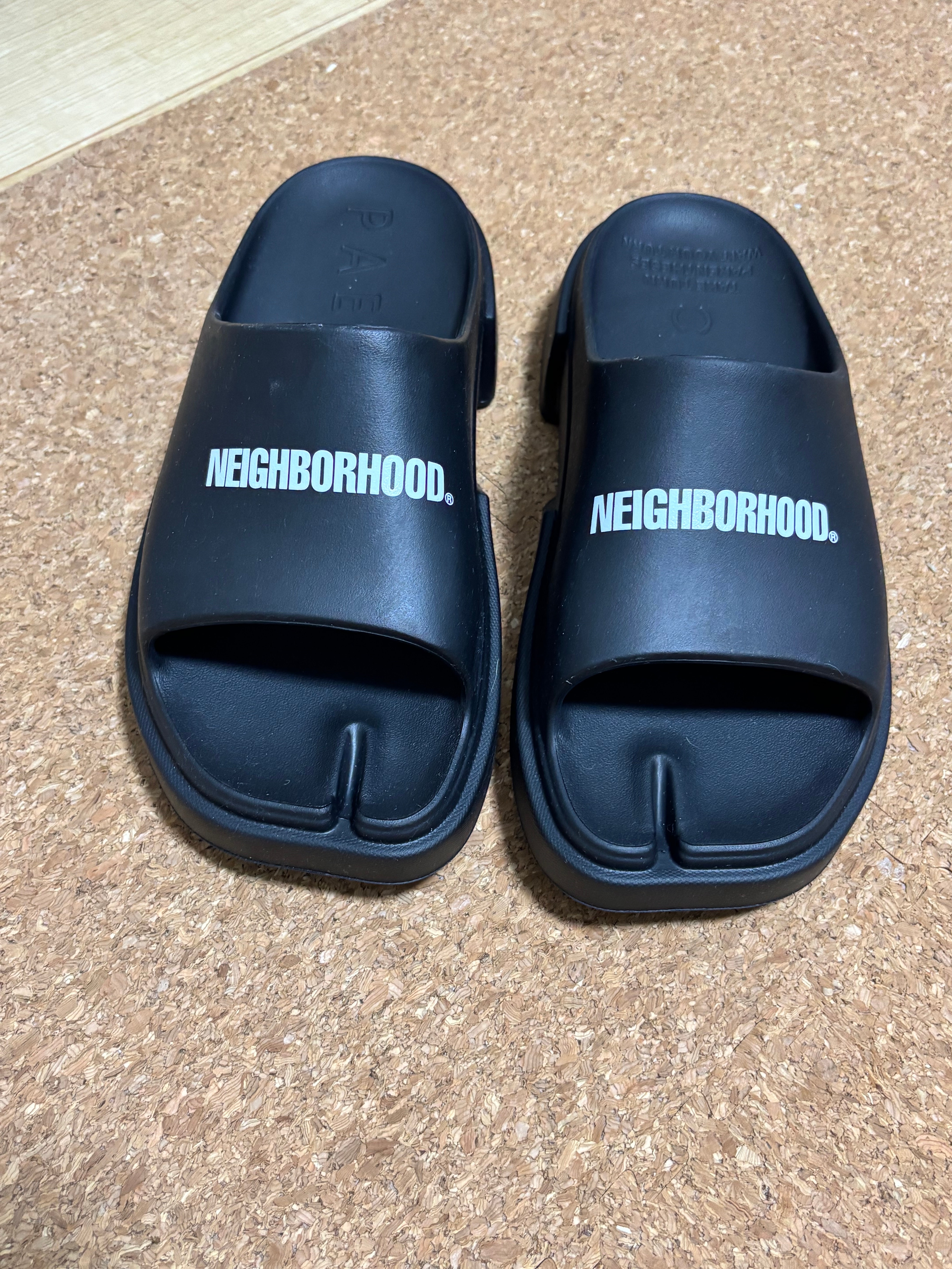 NEIGHBORHOOD x PAES . Slide "Black"