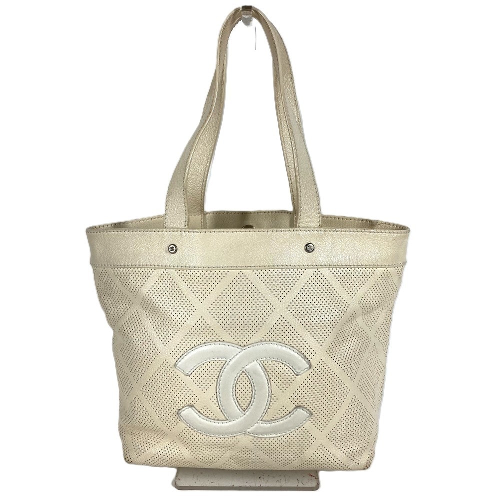 シャネル CHANEL ロゴ CC ココマーク マトラッセ キルティング パンチング ハンドバッグ カバン トートバッグ レザー アイボリー系