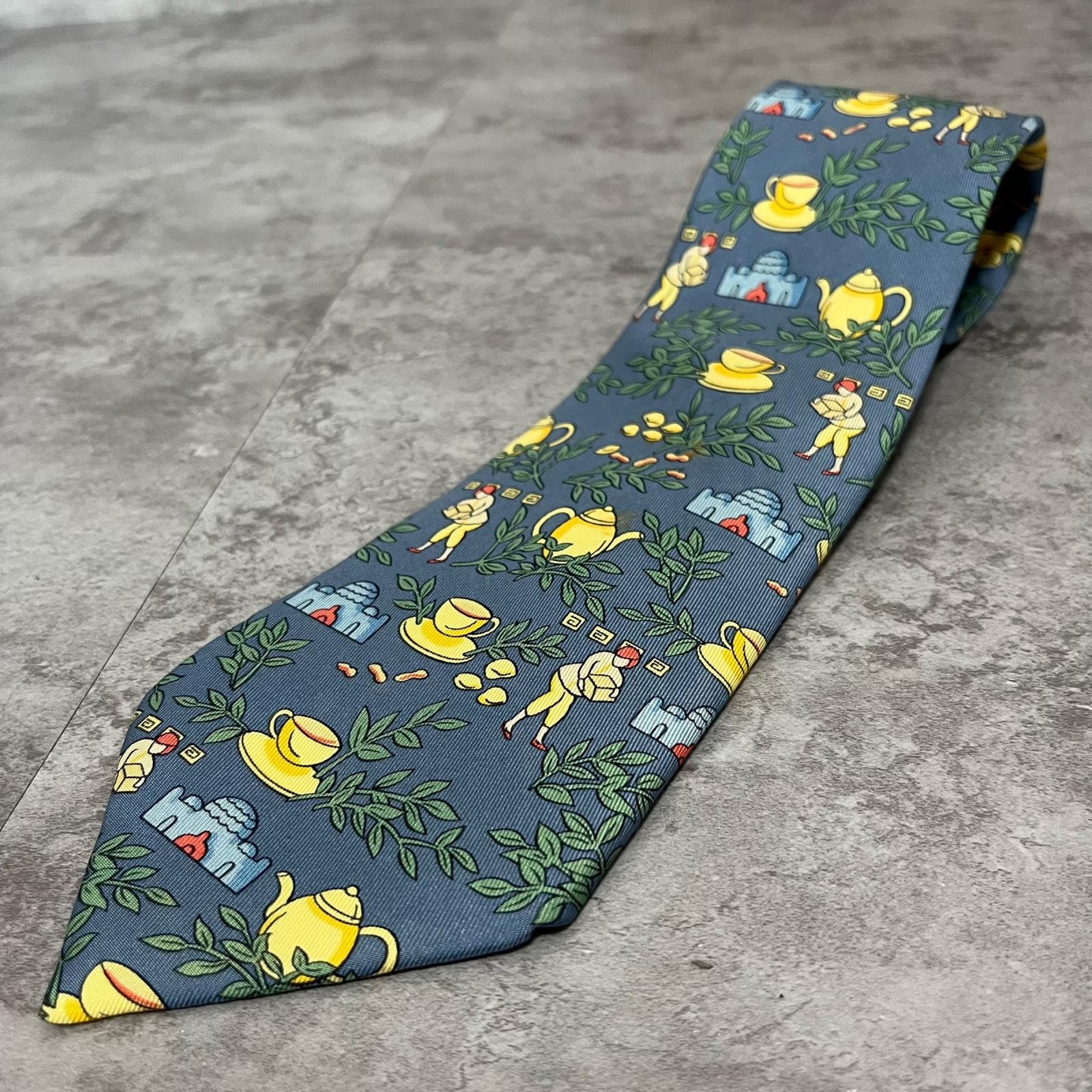 【HERMES】エルメス 紅茶柄ネクタイ ティータイム ティーポット ティーカップ ソーサー 茶葉 リーフ ボタニカル 人物 総柄 ブルー イエロー