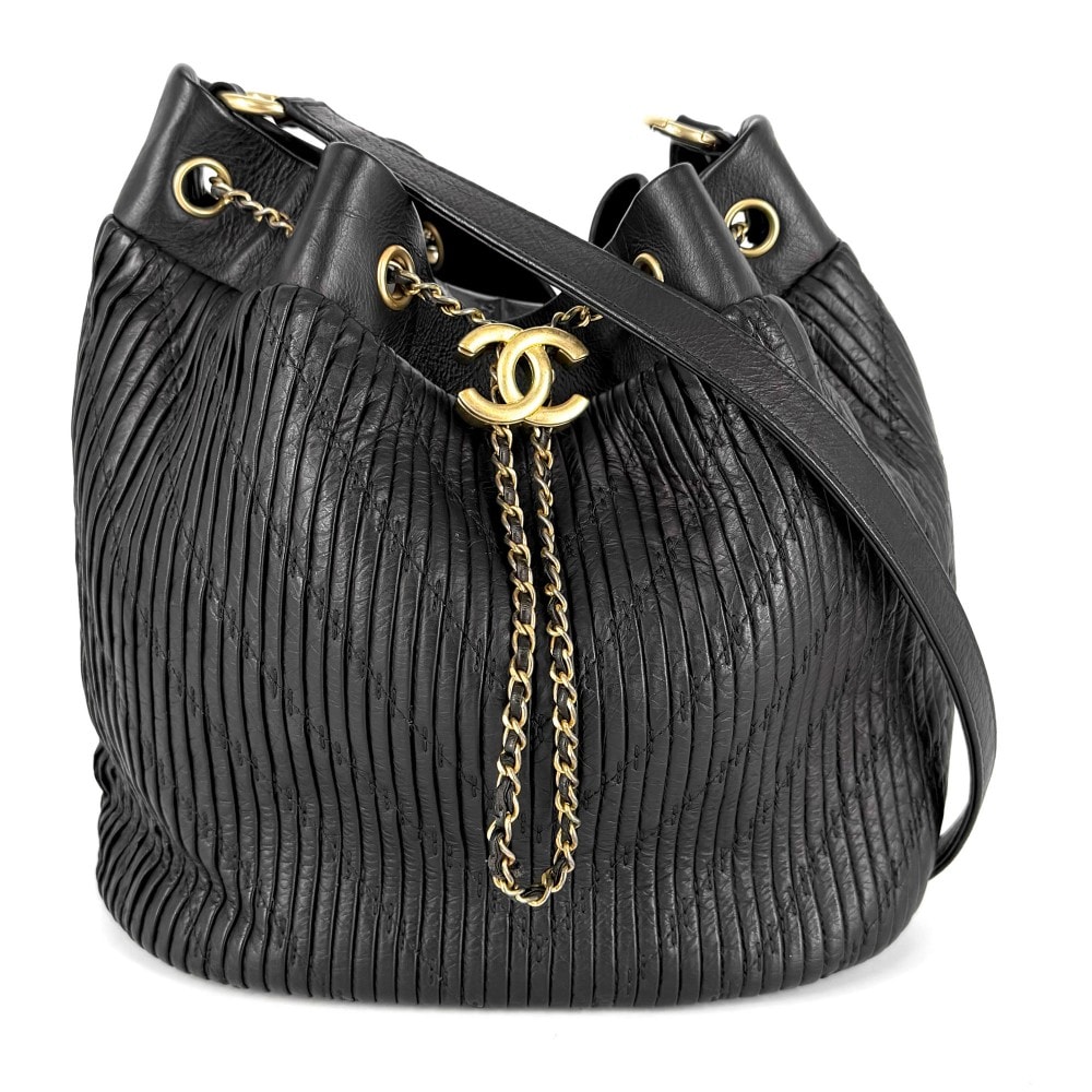 CHANEL シャネル ショルダーバッグ ココマーク Vステッチ 巾着 肩掛け 斜め掛け ラムスキン ブラック 黒 ゴールド金具 レディース【中古品】