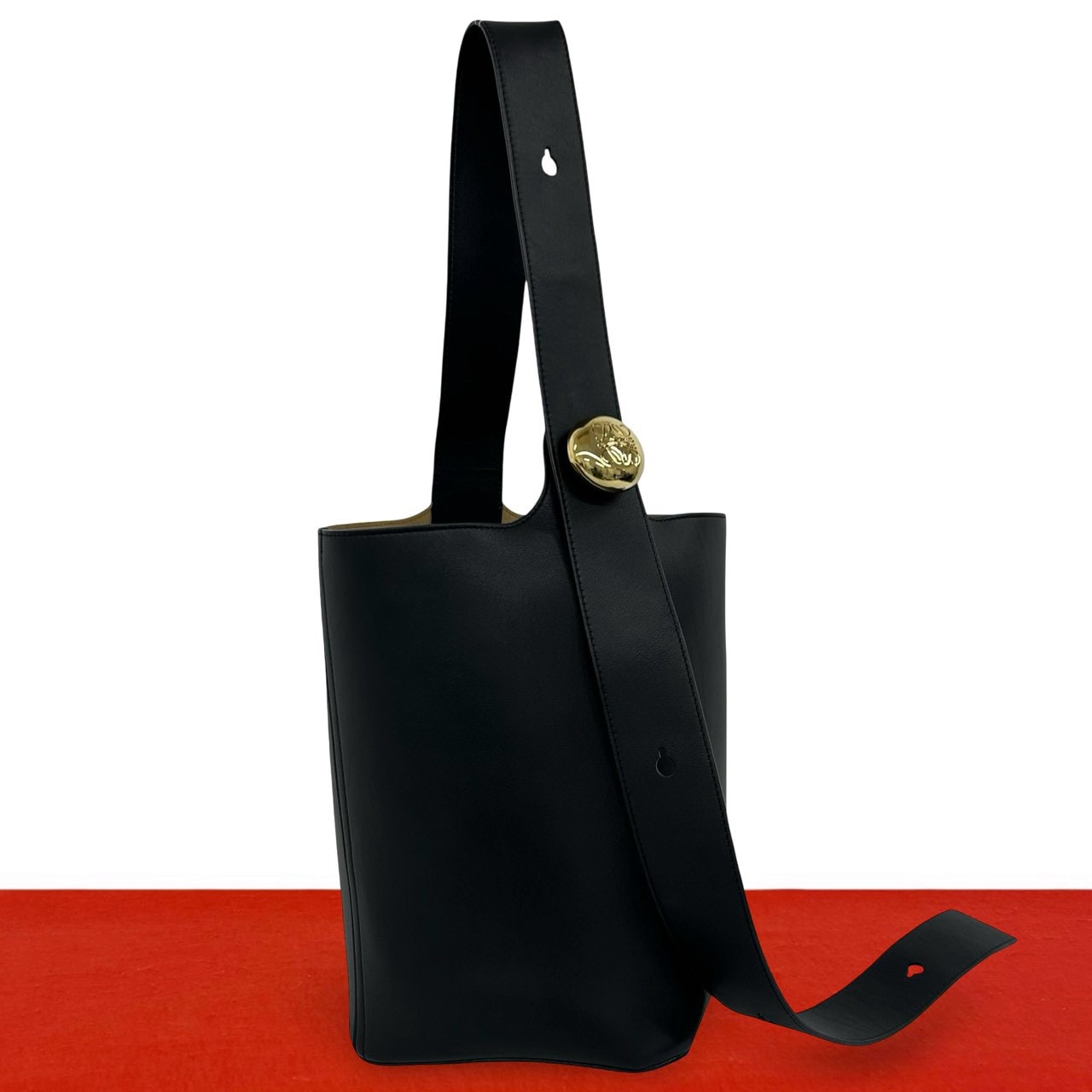 LOEWE ロエベ ペブルバケット アナグラム ロゴ 金具 レザー ショルダーバッグ ブラック
23293