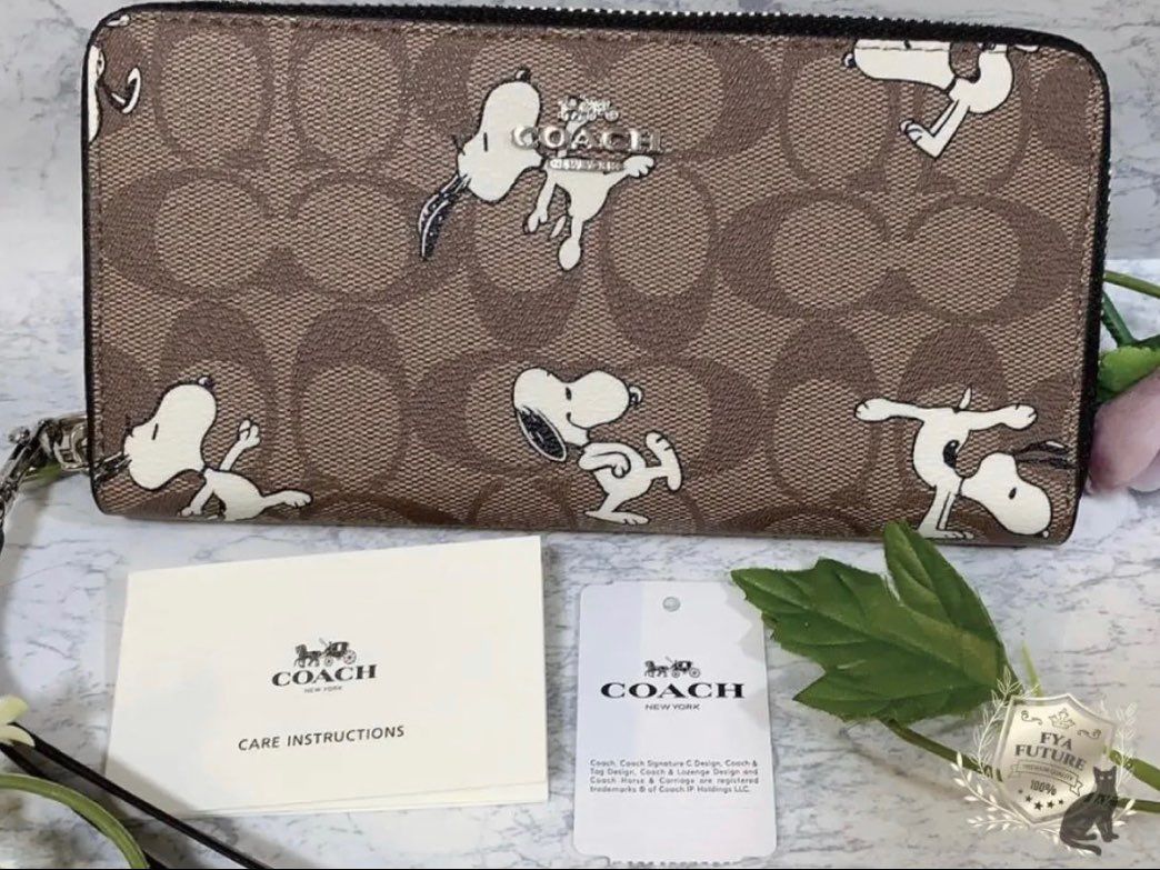 COACH × PEANUTS SNOOPY Signature Zip Around Wallet With Strap