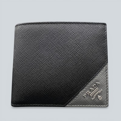 PRADA 展示品級 プラダ サフィアーノ ロゴ メタル 二つ折り財布 2MO738 レザー ブラック グレー バイカラー コンパクトウォレット カードケース ミニ財布 トライアングル 箱付き ギフト プレゼント 美品 SAランク 中古 鑑定済 プラダ財布
