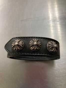 クロムハーツ 3ボタン レザーバングル スタッド クロス 3p ダイヤ