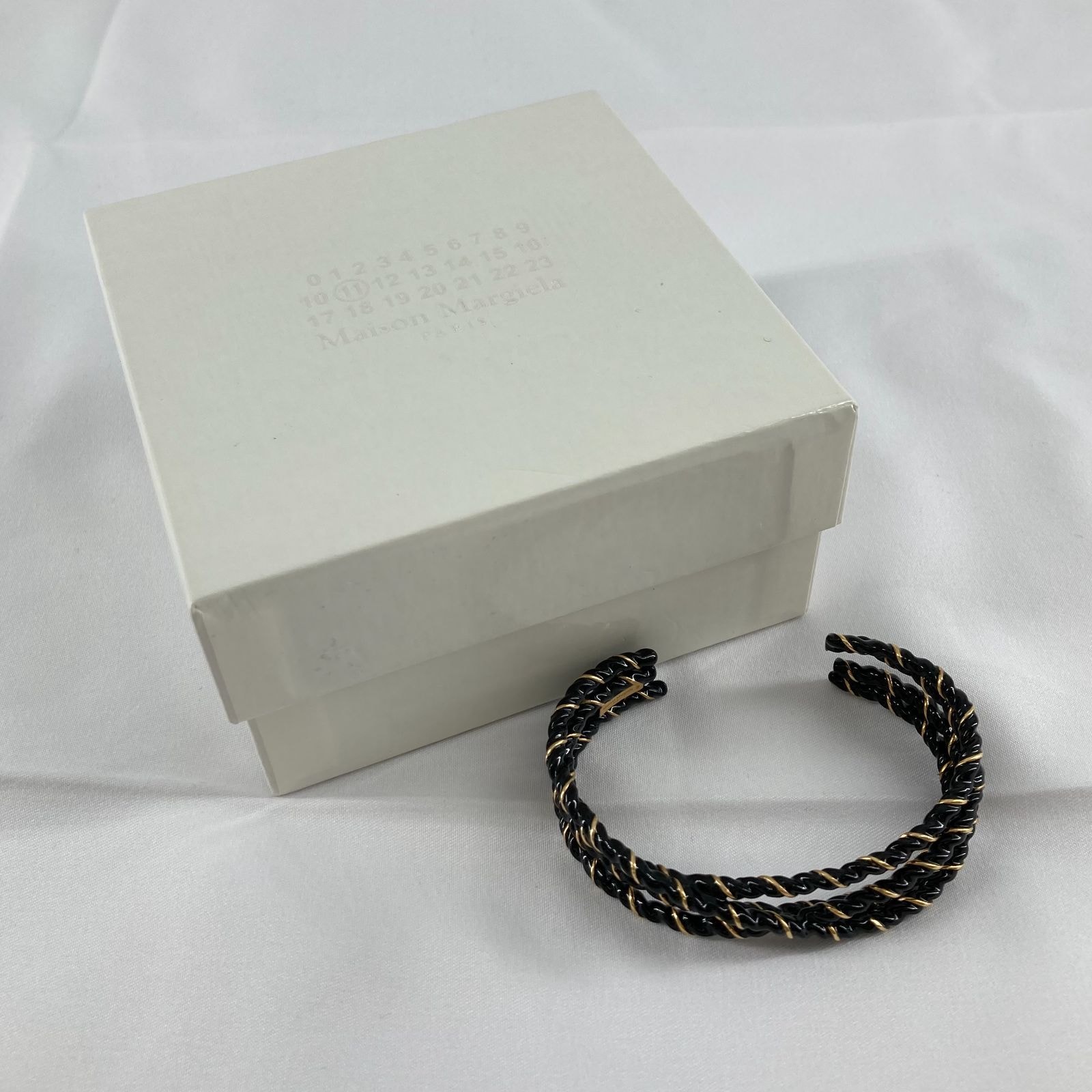 Maison Margiela(メゾン マルジェラ) バングル エナメル SM1UY0093 ブラック×ゴールド