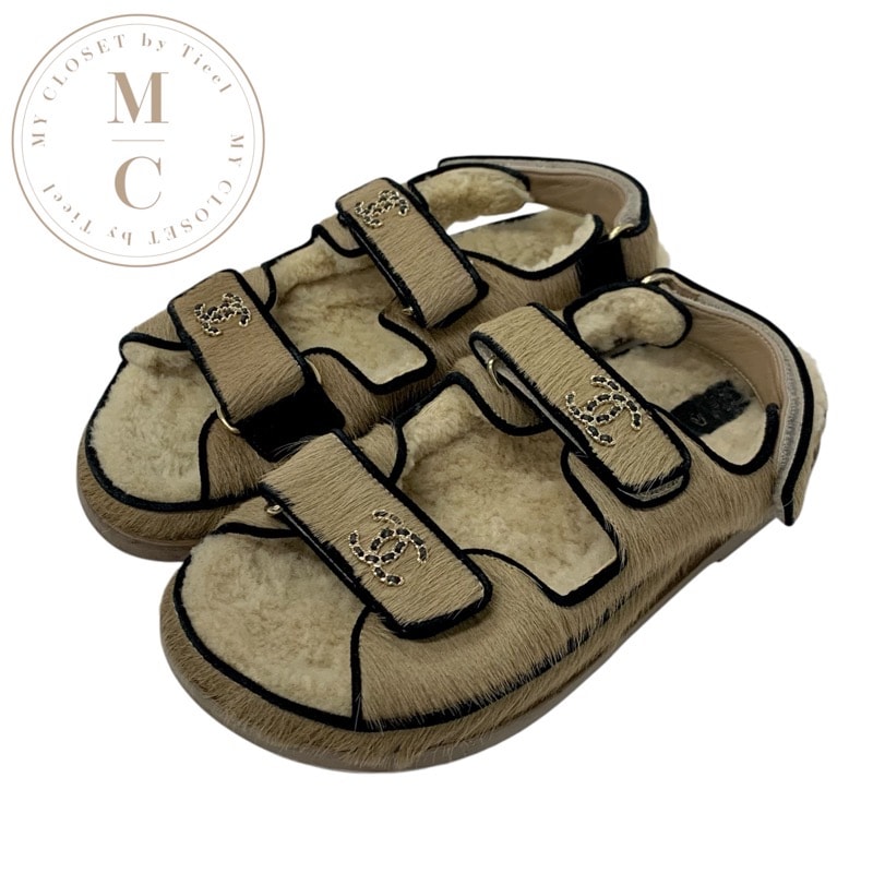 シャネル CHANEL サンダル 靴 シューズ ハラコ ムートン ベージュ ブラック ゴールド ココマーク チェーン ストラップ フラットサンダル