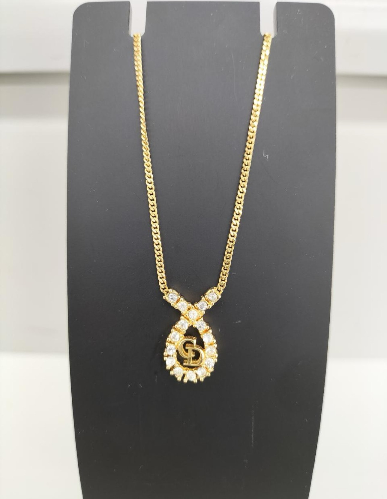 ディオール ラインストーン ロゴ プレート ネックレス "ゴールド"