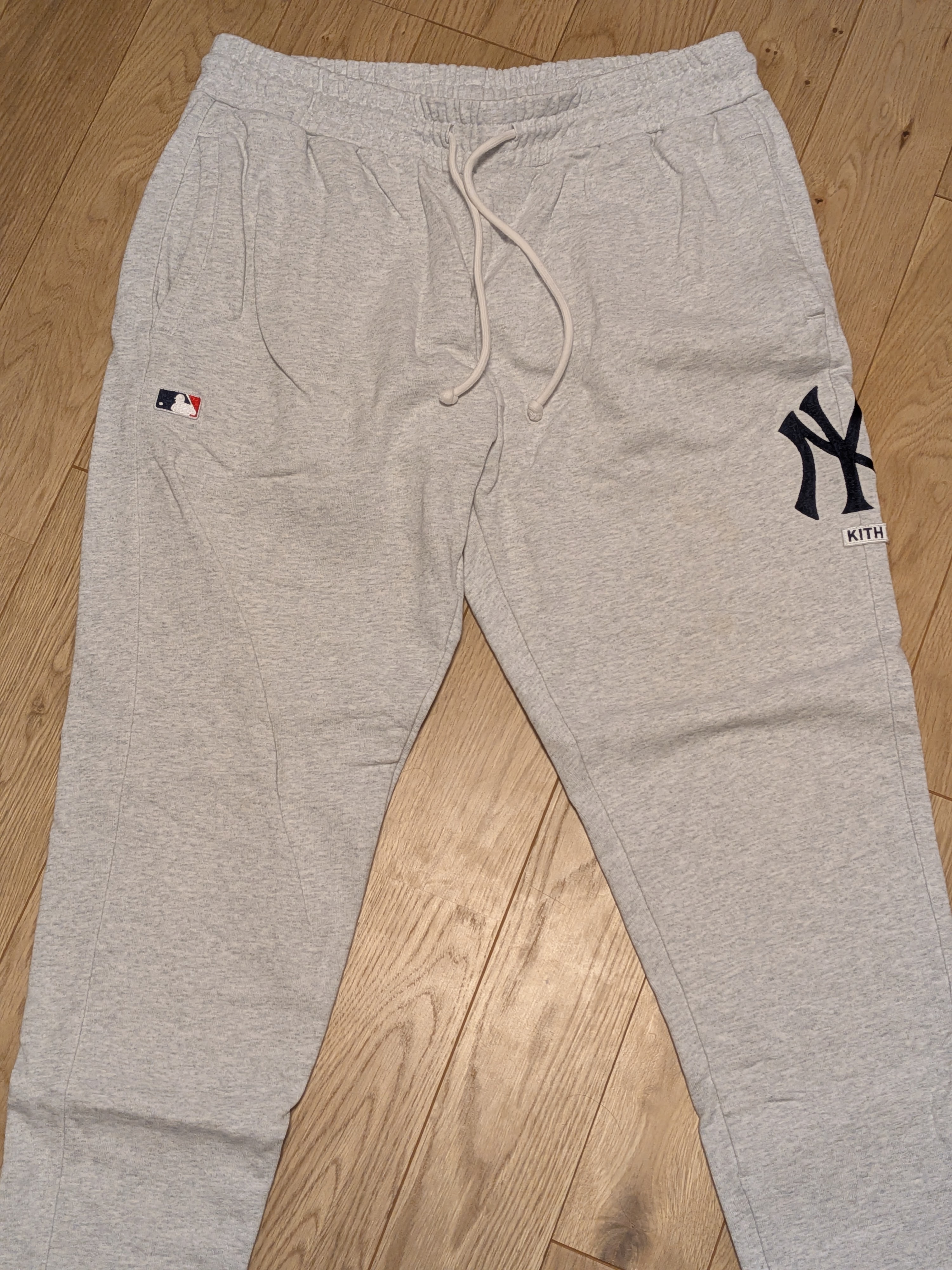 kith MLB ニューヨークヤンキース スウェットパンツ ライトヘザーグレー