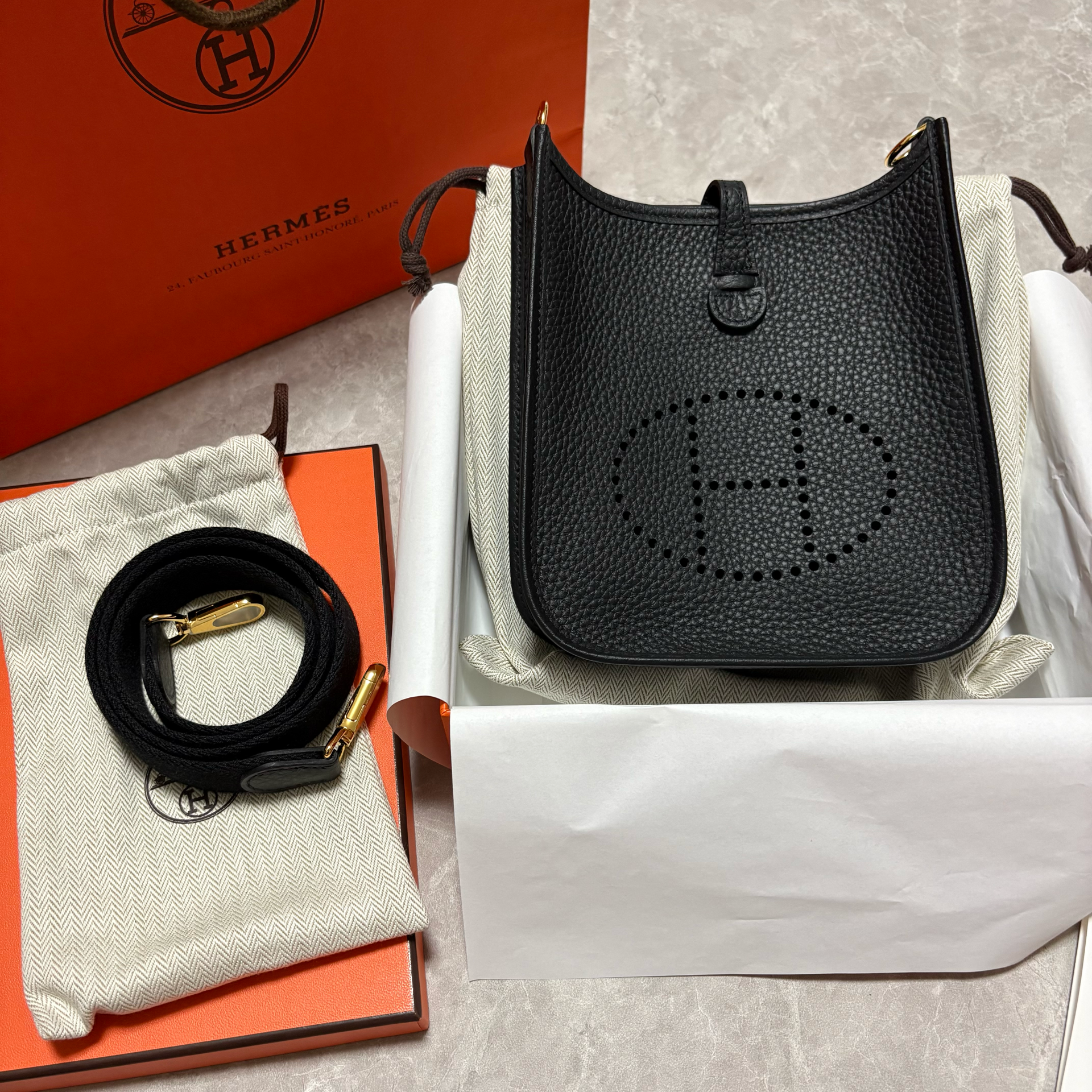 新品未使用HERMES ミニエヴリン 黒ノワール ゴールド金具 tpm k刻印