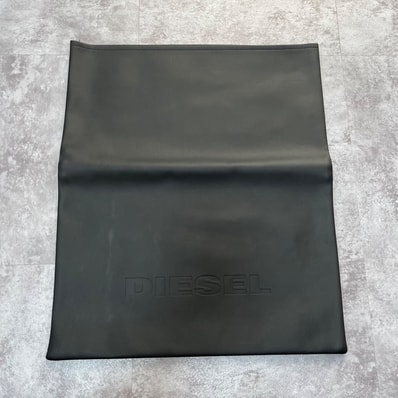 【DIESEL】ディーゼル クラッチバッグ ロゴ入り ロゴモチーフ レザー メンズ ブラック 黒色 無地 クラッチバッグ レザークラッチバッグ ブランドクラッチバッグ デボスロゴデザイン