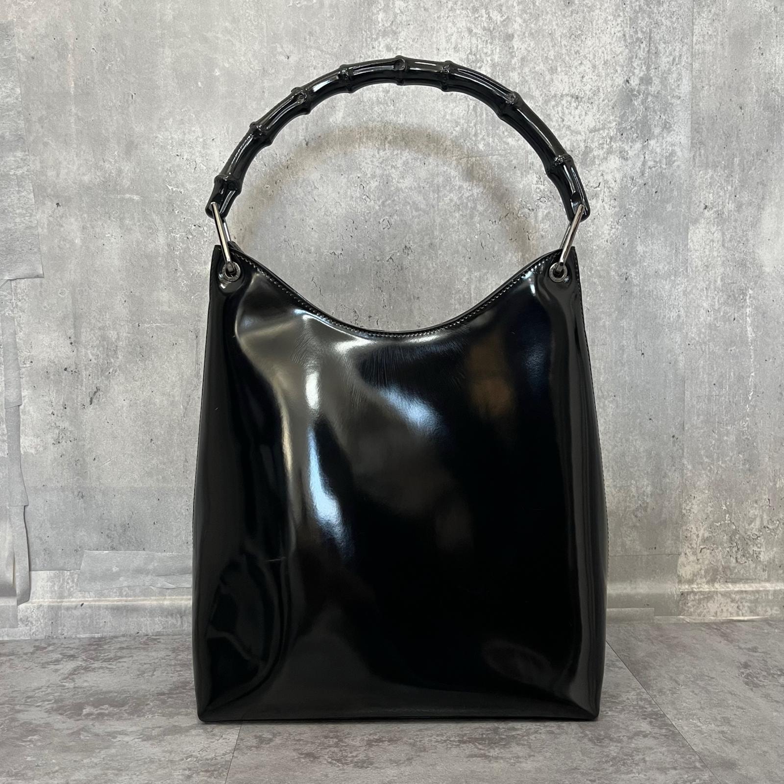 【GUCCI】グッチ ショルダーバッグ バンブーハンドル エナメル ワンショルダー 縦型 肩掛け 光沢 ブラック 黒 シルバー金具 レディース