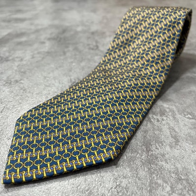 【HERMES】エルメス ネクタイ ホースビット 馬具 乗馬 チェーンリンク 幾何学柄 総柄 ブルー ゴールド フランス製 メンズ ヴィンテージ