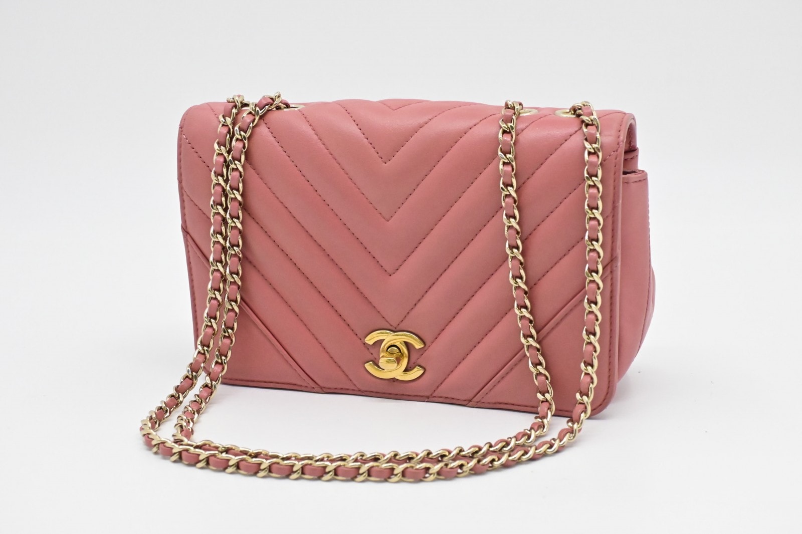 シャネル シェブロン Vスティッチ チェーンショルダーバッグ ピンク