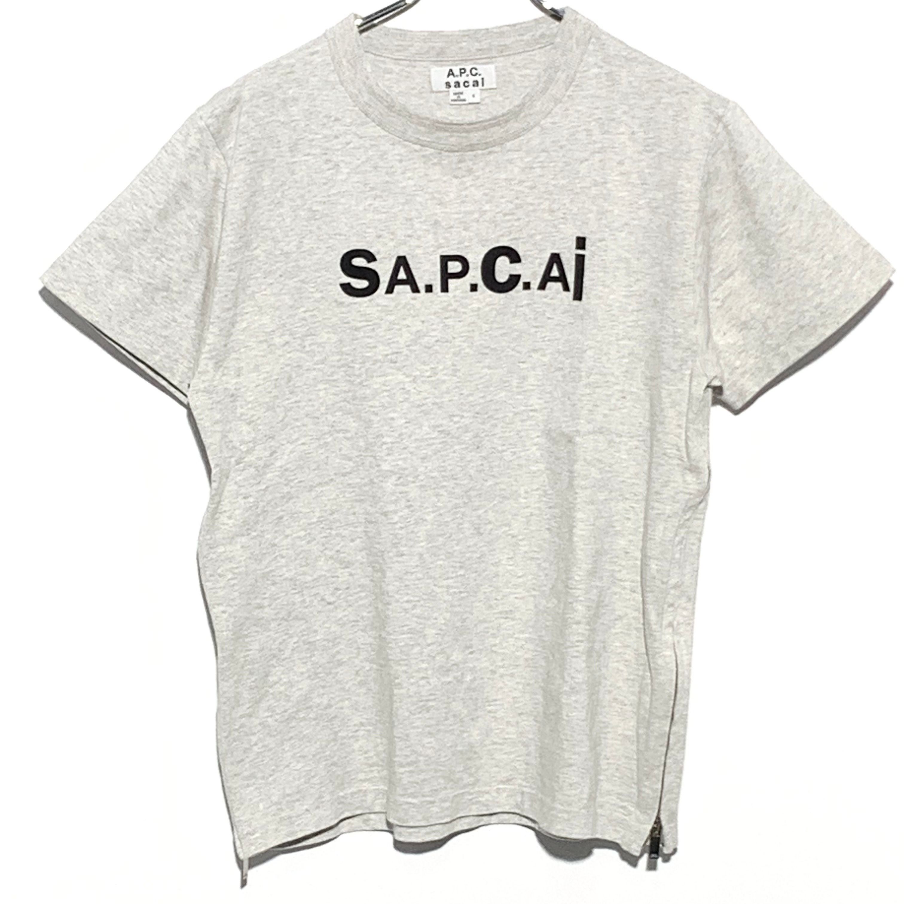 サカイ x アーペーセー Tシャツ キヨ "ライトー グレー"
