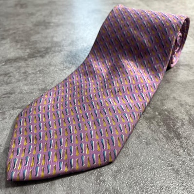 【Dunhill】ダンヒル 幾何学模様 ネクタイ 小紋 ジオメトリック 縦長モチーフ ショートライン 曲線 連続柄 総柄 パープル ブルー メンズ