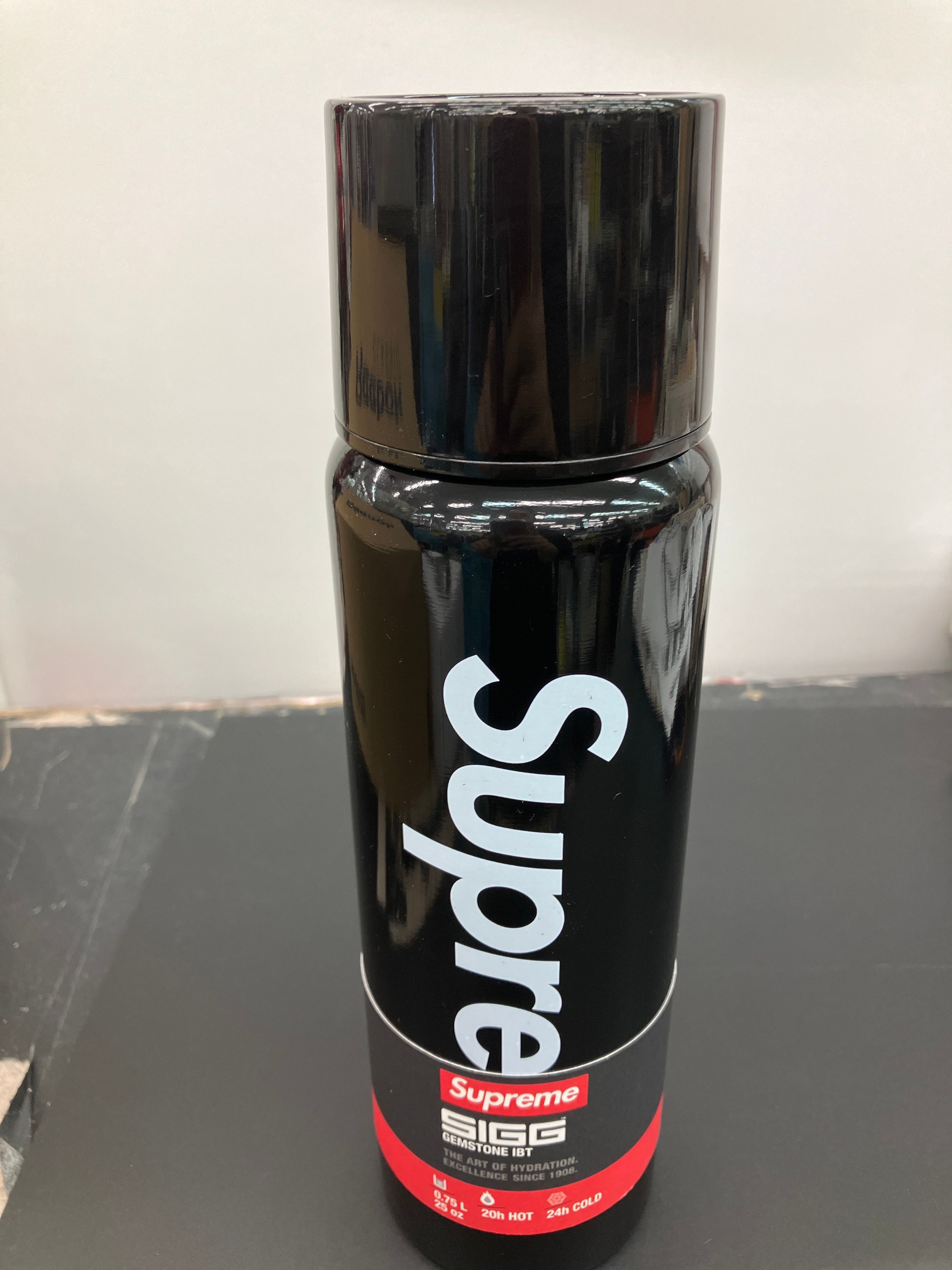 Supreme x SIGG Vacuum Insulated 0.75L Bottle "Black"