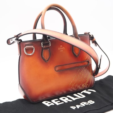 美品 Berluti ベルルッティ スクリットレザー カリグラフィ トゥジュールガリバー メッセンジャーバッグ ゴールドパティーヌ - 2wayハンドバッグ オレンジブラウン グレインレザー メンズ