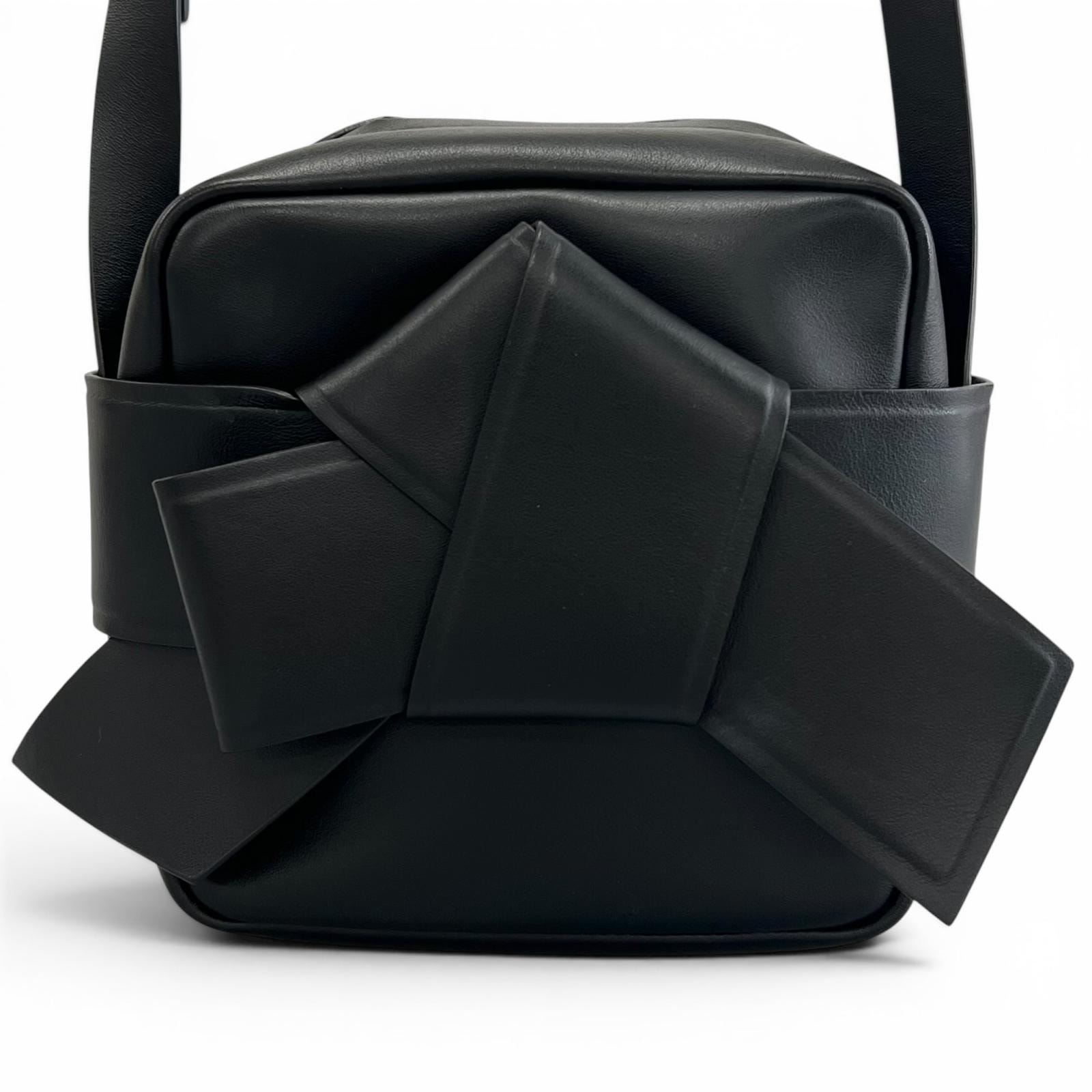 美品 アクネストゥディオズ ショルダーバッグ Musubi Camera Bag ブラック レディース
