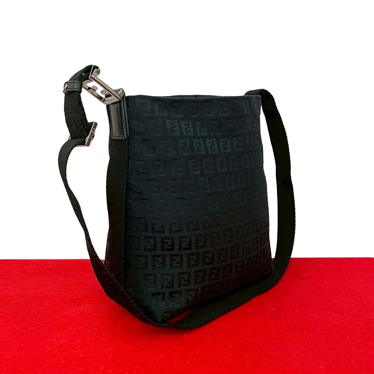 FENDI フェンディ ズッキーノ FF ロゴ 柄 キャンバス ナイロン レザー ショルダーバッグ ブラック
04471