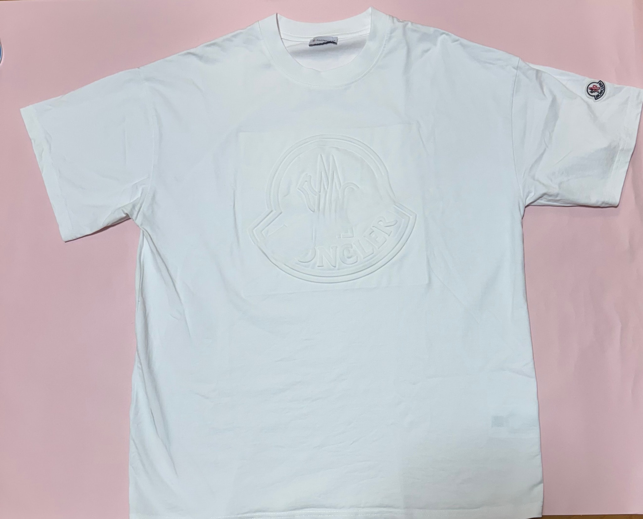MONCLER エンボスロゴ Tシャツ ホワイト