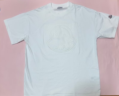 MONCLER エンボスロゴ Tシャツ ホワイト