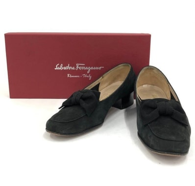 【Salvatore Ferragamo】サルヴァトーレフェラガモ リボンパンプス パンプス ヴァラリボンモチーフ スエード レザー レディース イタリア製 ブラック 黒色 ロゴ入り 箱付き ヒールパンプス フォーマル向け US7 24.5cm 0161357
