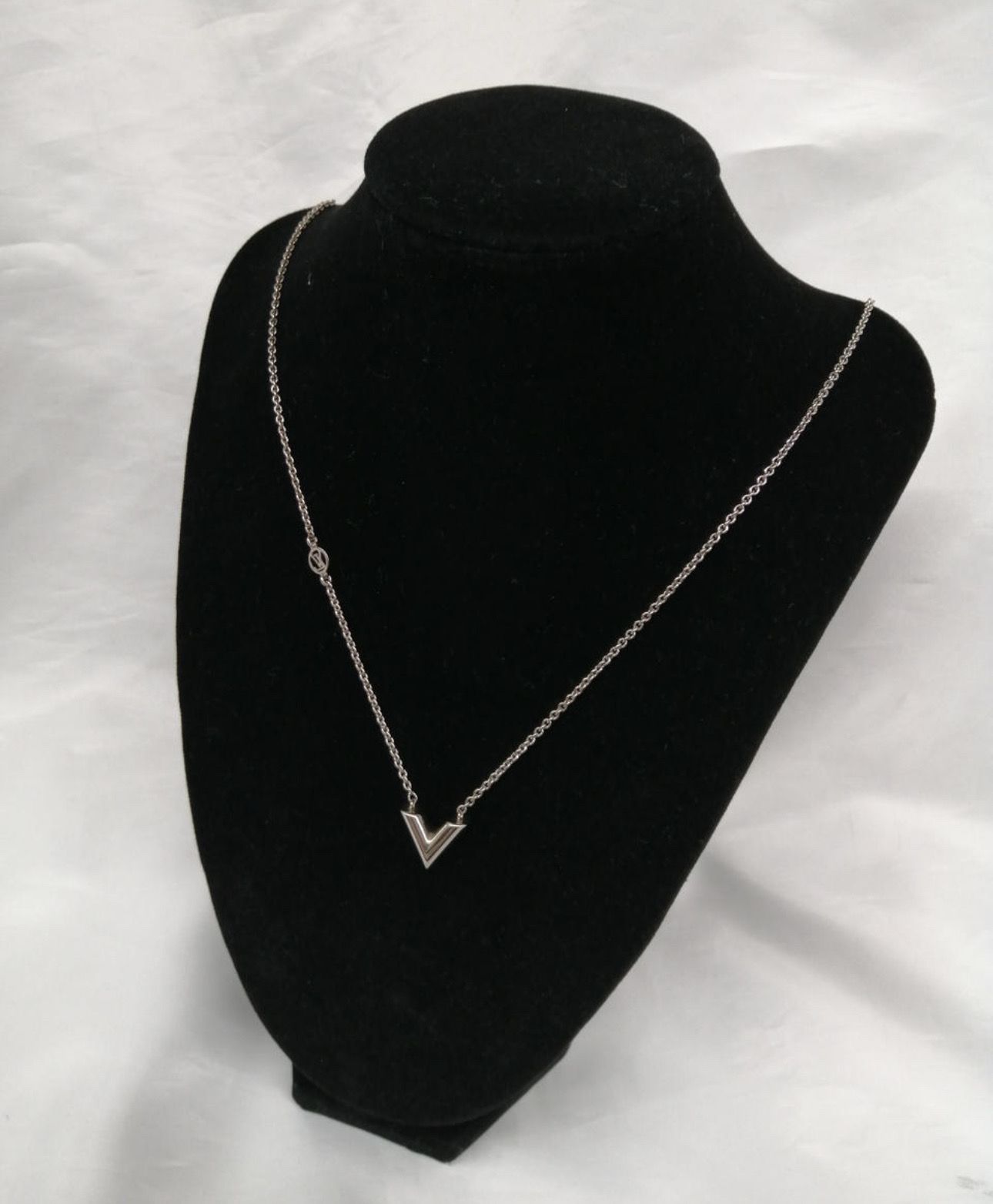 Louis Vuitton Essential V Supple Necklace "Silver"