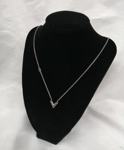 Louis Vuitton Essential V Supple Necklace "Silver"