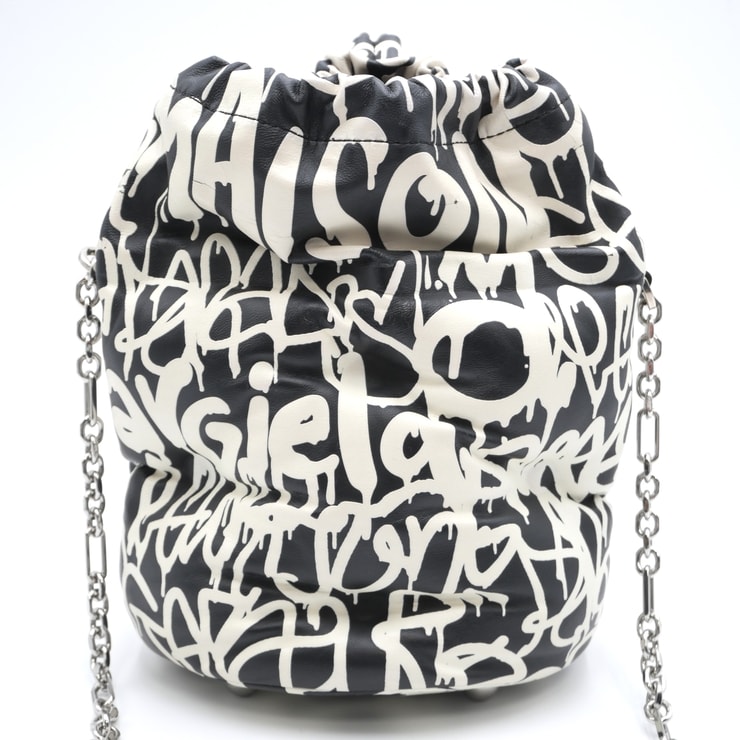 Maison Margiela(メゾン マルジェラ)グラムスラム グラフィティ バケットバッグ ショルダーバッグ 巾着バッグ ブラック ホワイト レザー シルバーチェーン レディース【中古】