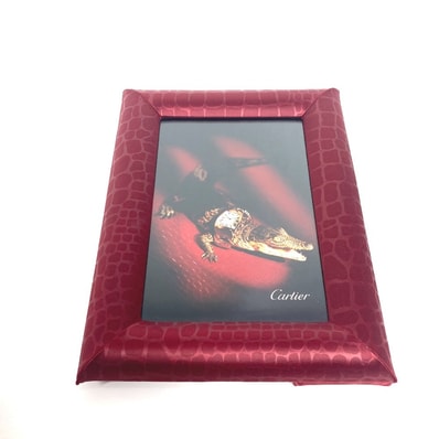カルティエ CARTIER ロゴ 写真立て フォトスタンド インテリア フォトフレーム サテン レッド 美品