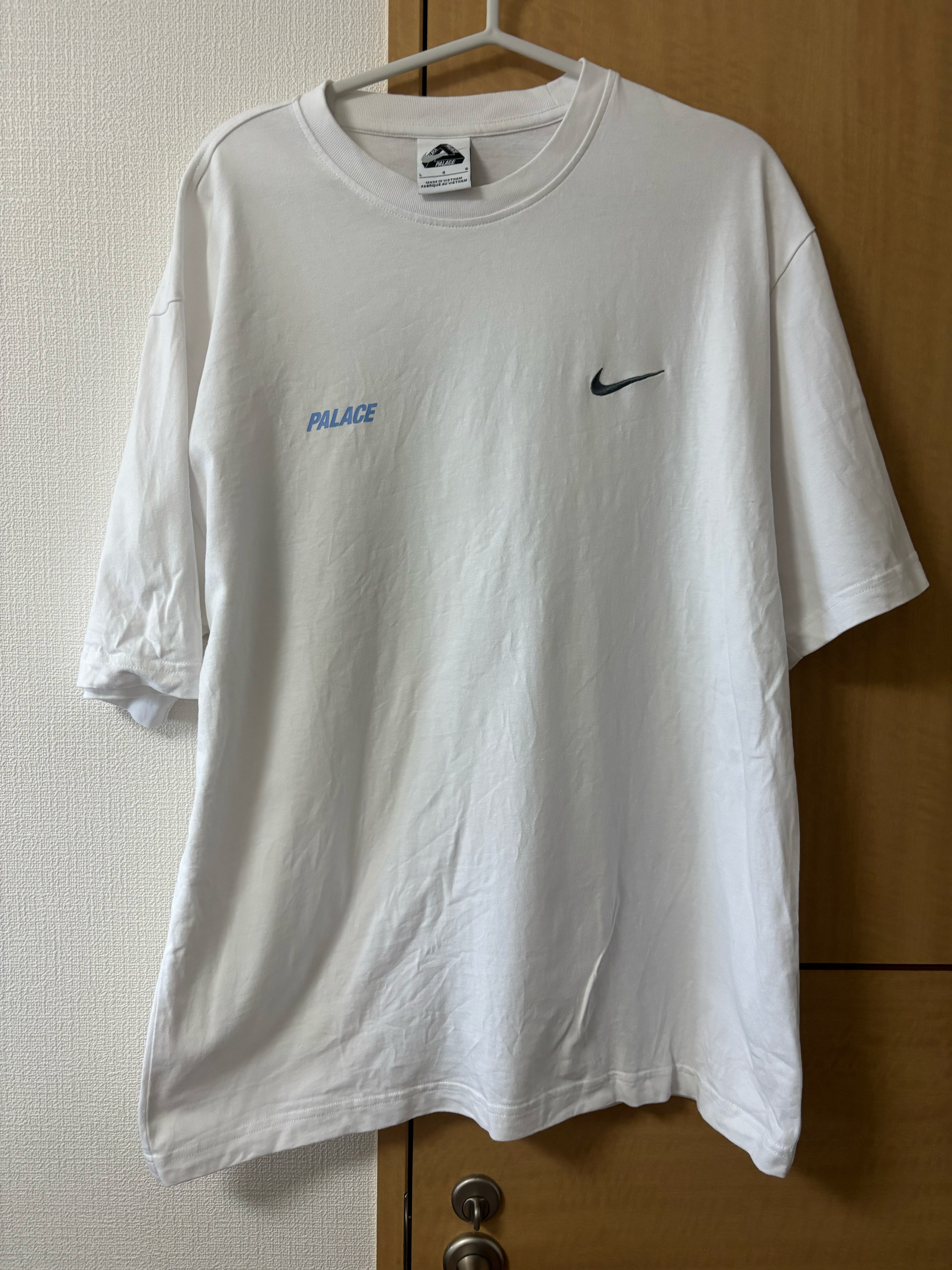PALACE x Nike Font Swoosh T Shirt "White"