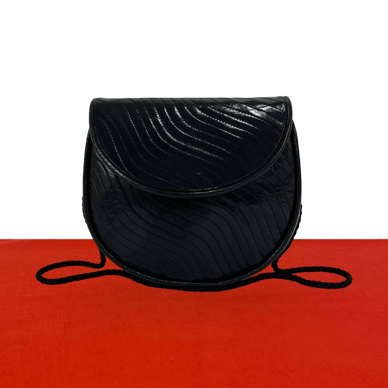 YVES SAINT LAURENT イヴ・サンローラン レザー ショルダーバッグ ブラック
 48360