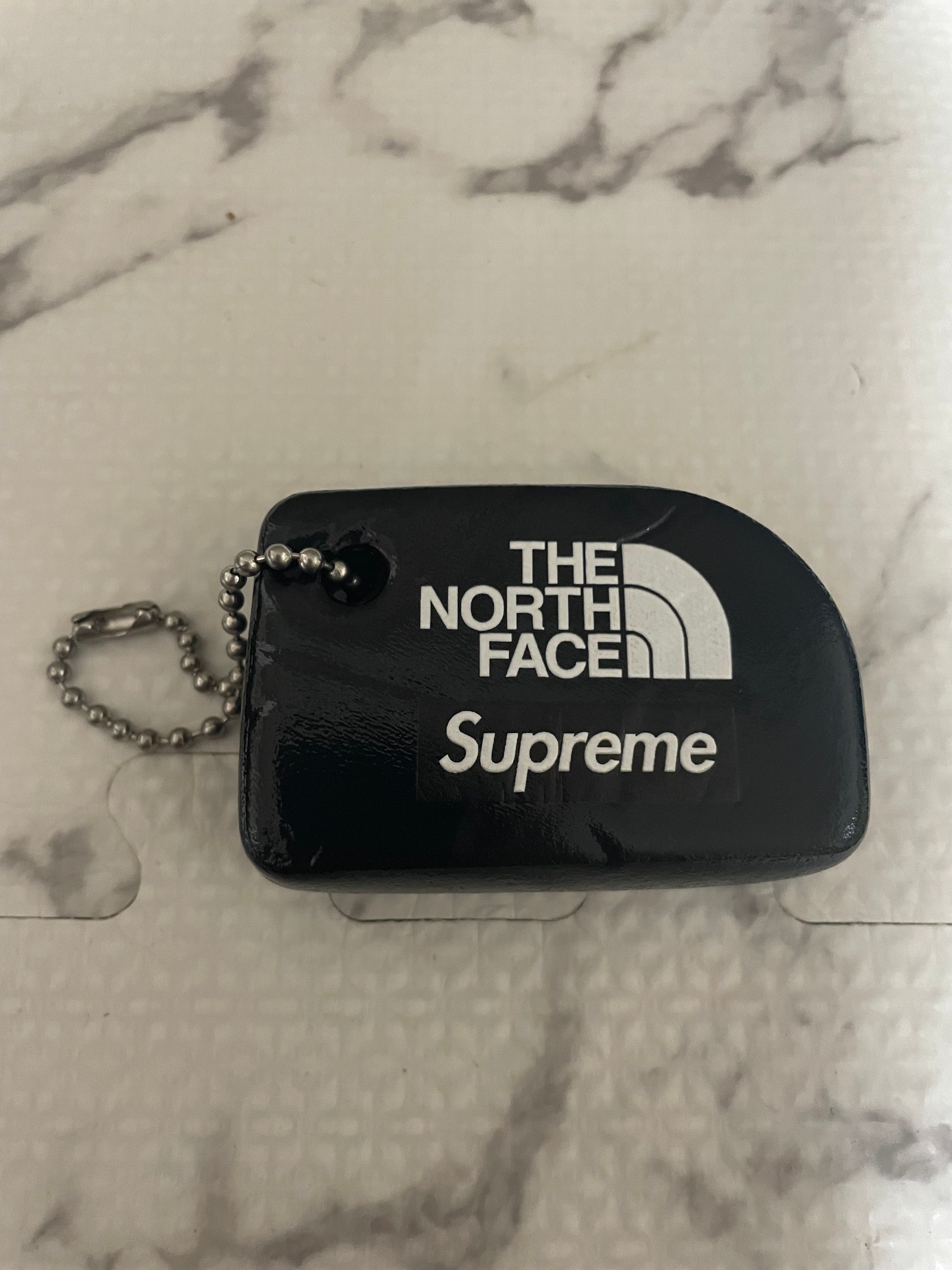 Supreme x The North Face Floating Keychain "Black"